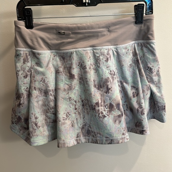 Lululemon tennis skirt size 6 - Picture 3 of 5